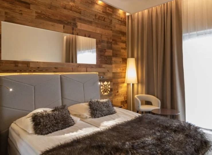 W każdym pokoju jest minibar, TV, wifi, sejf, ręczniki