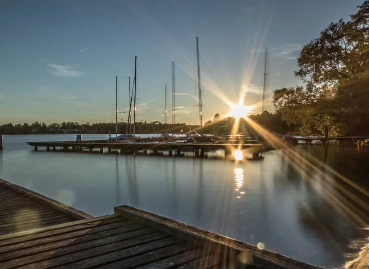 Hotel nad brzegiem jeziora na Mazurach z własną plażą i pomostem