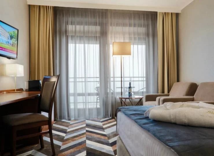 W pokojach Comfort i Premium znajduje się balkon (zdj. pokój Premium)