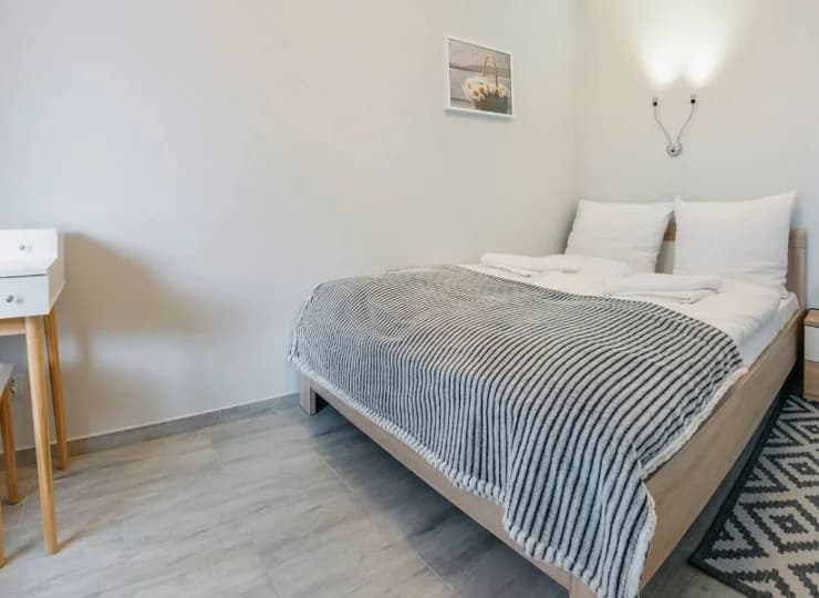 Kolorystyka jest utrzymana w jasnych barwach z kolorowymi akcentami