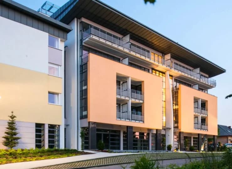 Dla gości udostępniony jest zielony dziedziniec - idealne miejsce spacerów