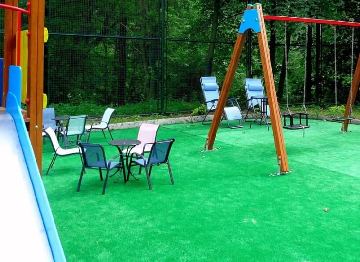 Jest tu przestrzeń do zabawy dla dzieci i do wypoczynku dla opiekunów