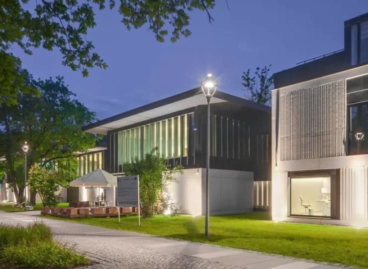 Zapewnia wytchnienie od zgiełku miasta w centrum Parku Zdrojowego