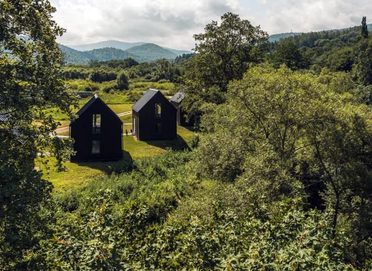 Na terenie Caryńska Resort znajduje się kilka domków z widokiem na połoniny