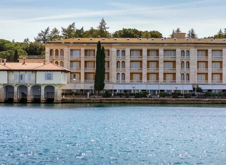 Hotel Neptun jest położony wprost nad brzegiem morza w Parku Narodowym Brijuni