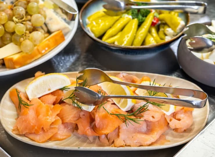 Obiadokolacja jest podawana w formie bufetu lub 4-daniowego menu