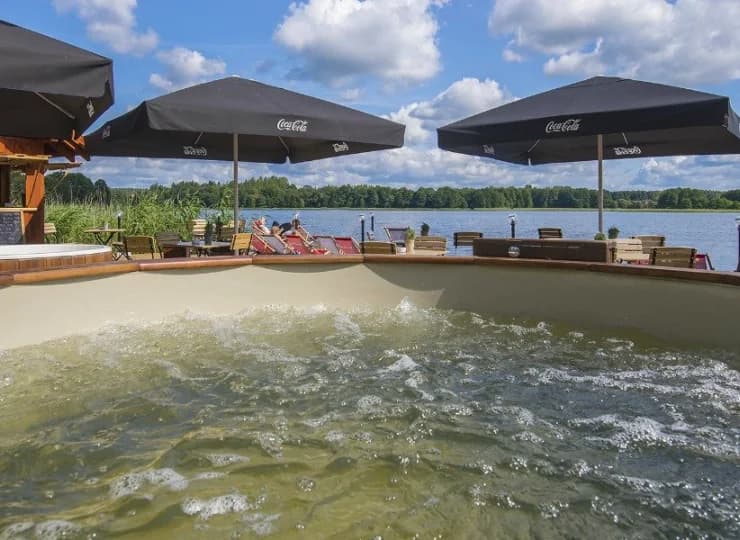 Warto zrelaksować się w jacuzzi z widokiem na jezioro