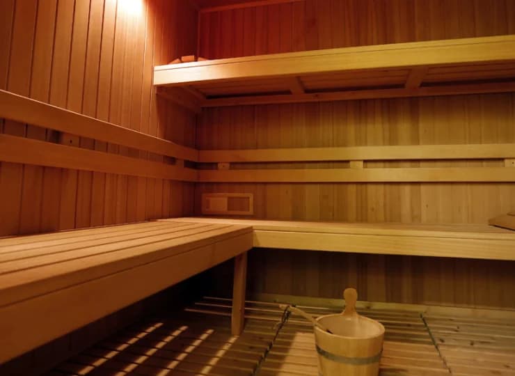 Strefa wellness składa się z sauny, jacuzzi i gabinetu masażu