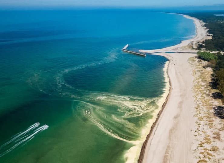 Nadbałtycka plaża obok obiektu