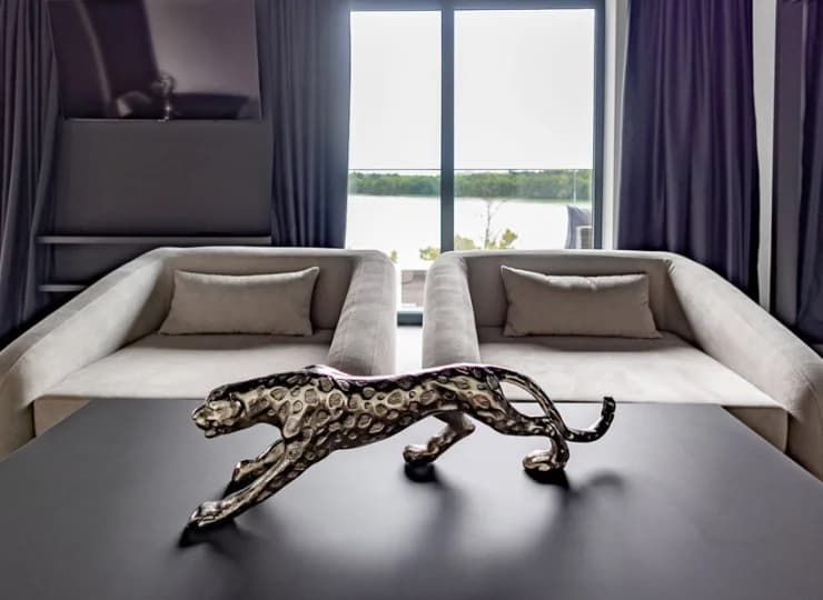 W apartamencie przygotowano designerską strefę dzienną z kompletem wypoczynkowym