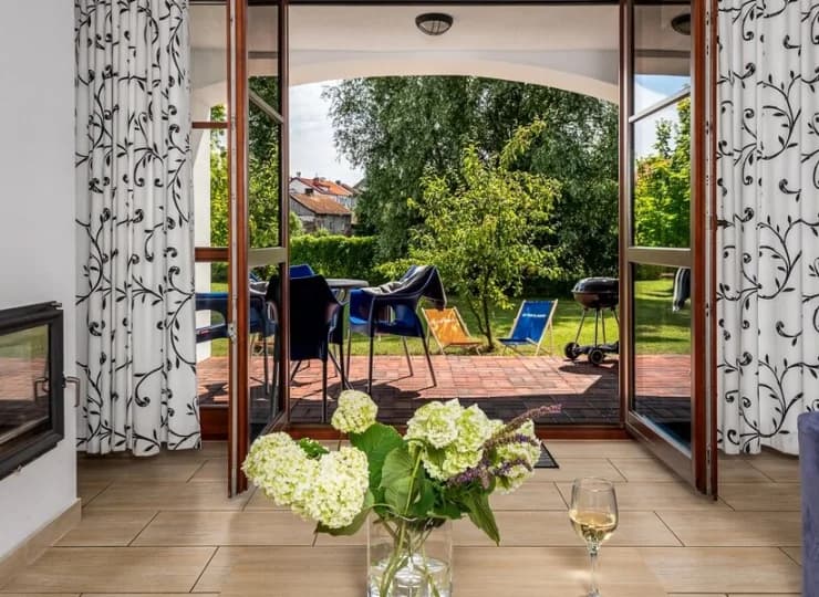 Na parterze jest salon z kominkiem