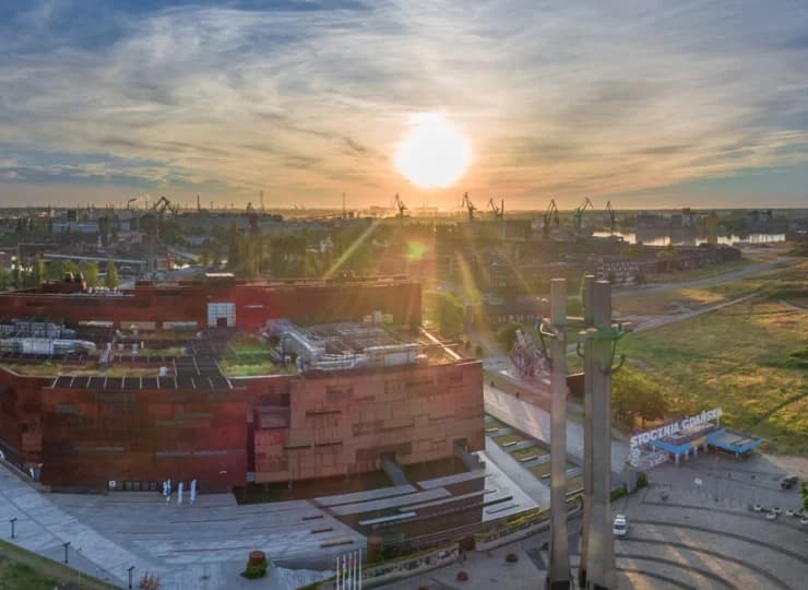 Montownia sąsiaduje z Europejskim Centrum Solidarności i Muzeum II wojny świat.