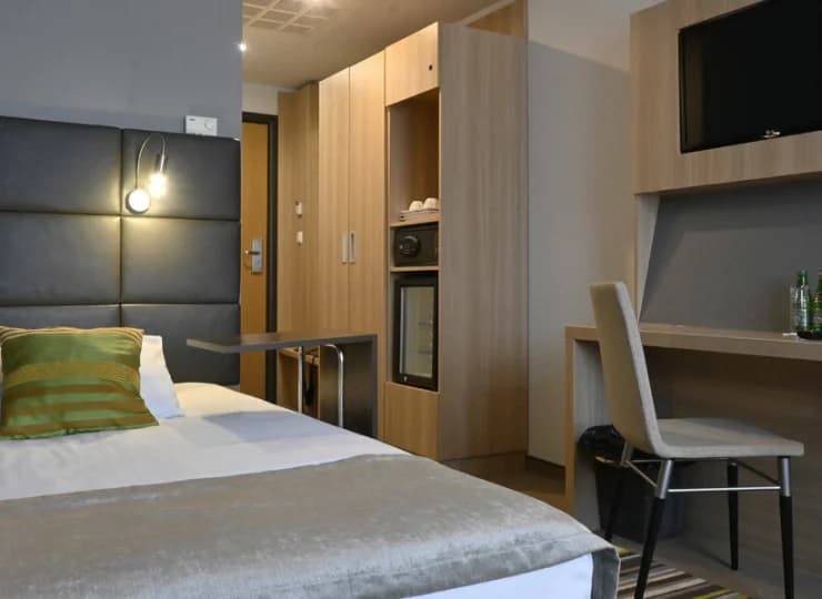 W pokojach standard plus jest też minibar i sejf
