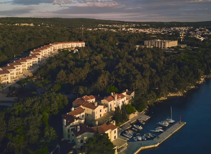 Obiekt znajduje się na brzegu wyspy Krk