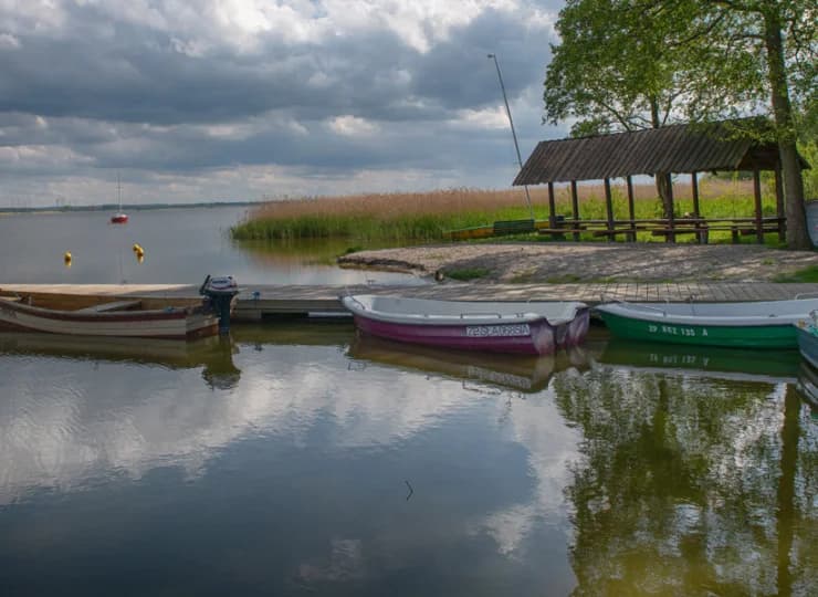 Z drugiej strony kompleksu znajduje się jezioro Bukowo