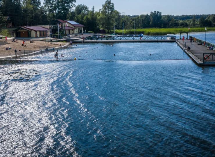 Tuż obok hotelu znajduje się strzeżona plaża, molo, plac zabaw