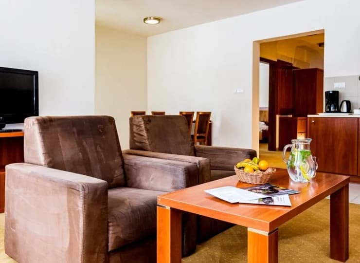 Apartament ma osobną sypialnię i salon z aneksem
