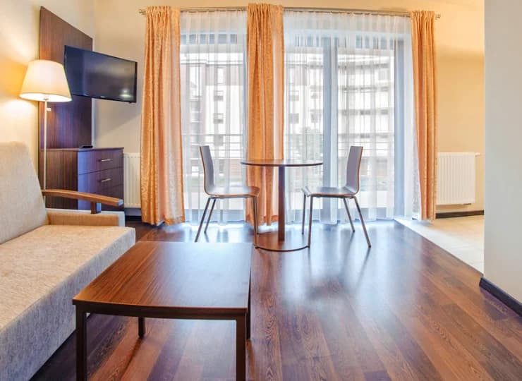 Każdy apartament posiada balkon i telewizor z płaskim ekranem