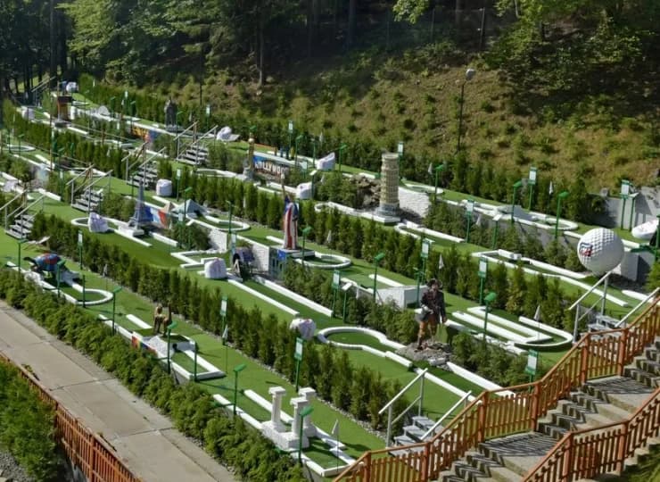 Mini golf dostępny jest do pierwszych opadów śniegu lub mrozu