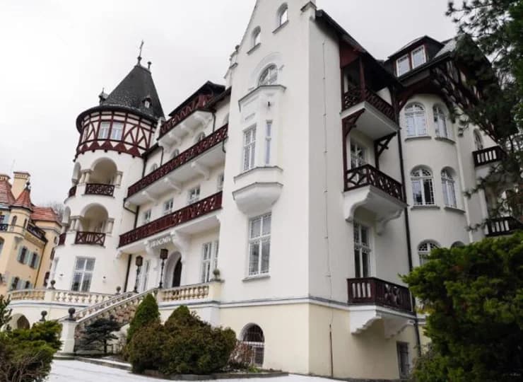 Obiekt znajduje się w prestiżowej dzielnicy mieszkaniowej Karlowych Warów