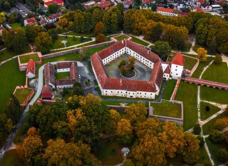 Panorama zamku w Sarvar
