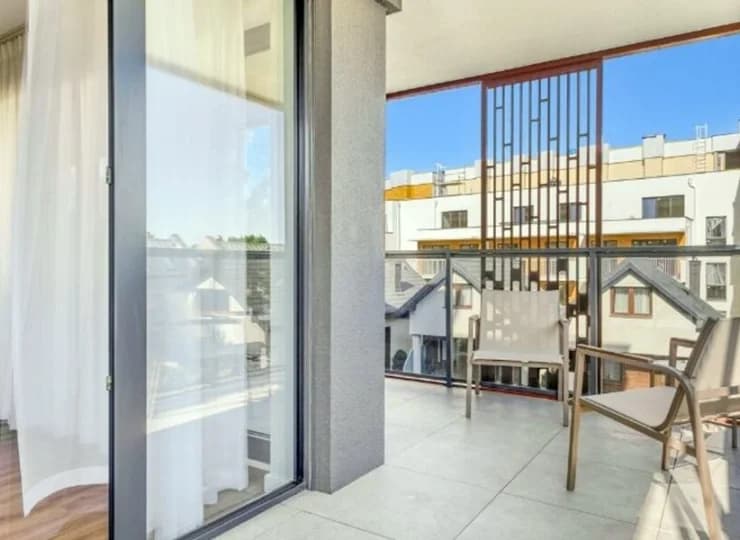 Narożny balkon Apartamentu Komfort Plus A25 jest duży i umeblowany