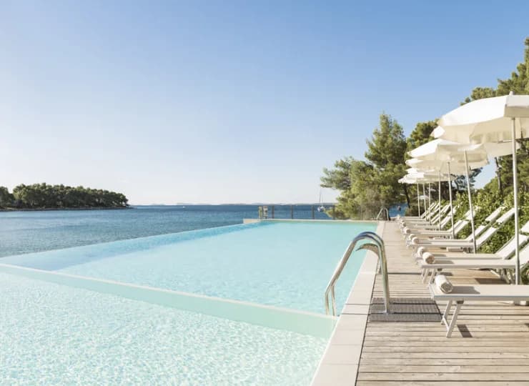 Crvena Luka Resort**** posiada piękny basen zewnętrzny typu infinity