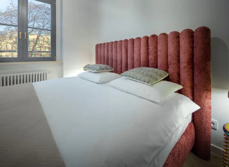 Apartament ma także sypialnię z łóżkiem typu king-size