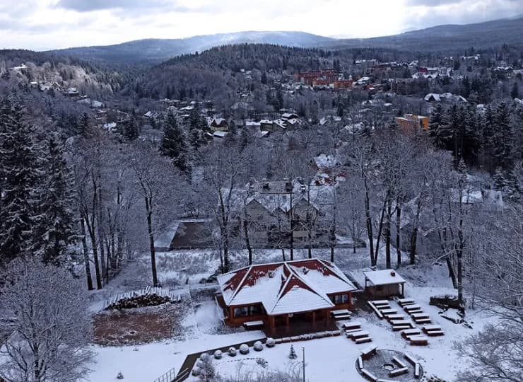 Z tarasów i okien hotelu rozpościera się widok na okoliczne góry