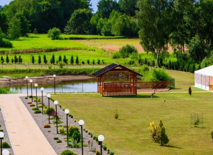 Hotel otoczony jest zielonym ogrodem z małym stawem