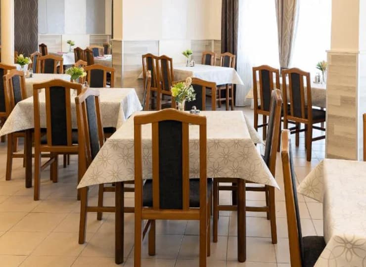 W hotelowej restauracji są podawane śniadania i obiadokolacje