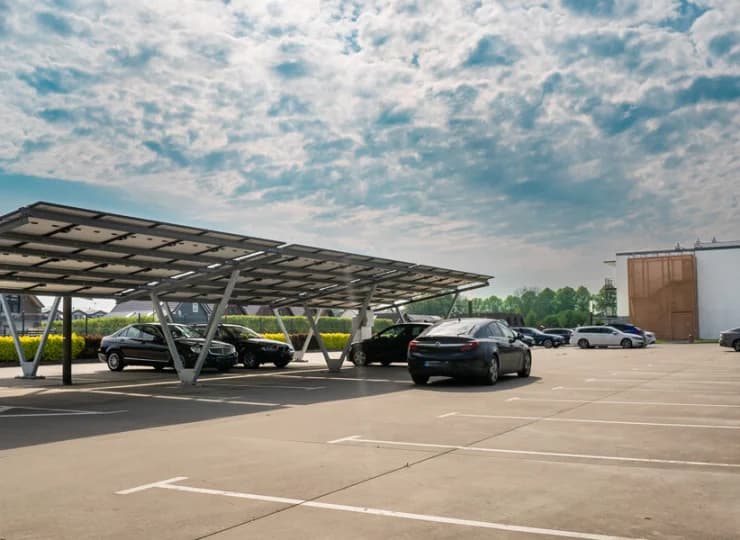 Na gości czeka parking ze stanowiskiem do ładowania samochodów elektrycznych