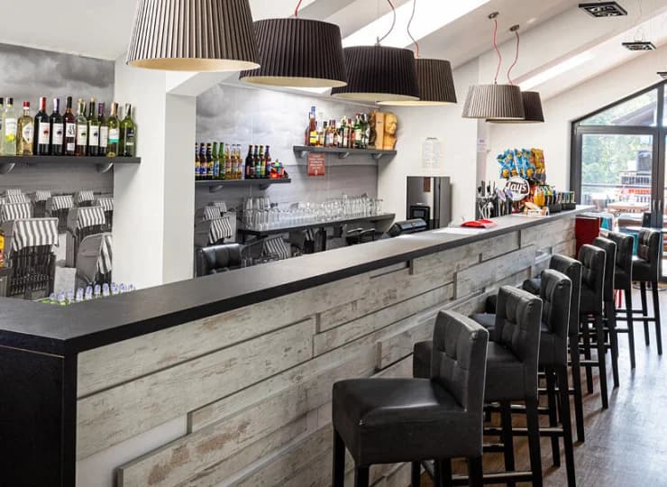 Na terenie Natura Resort jest restauracja z drink barem
