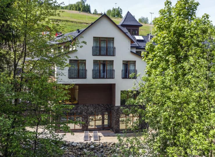 To hotel pod lasem, u stóp góry i nad górskim potokiem