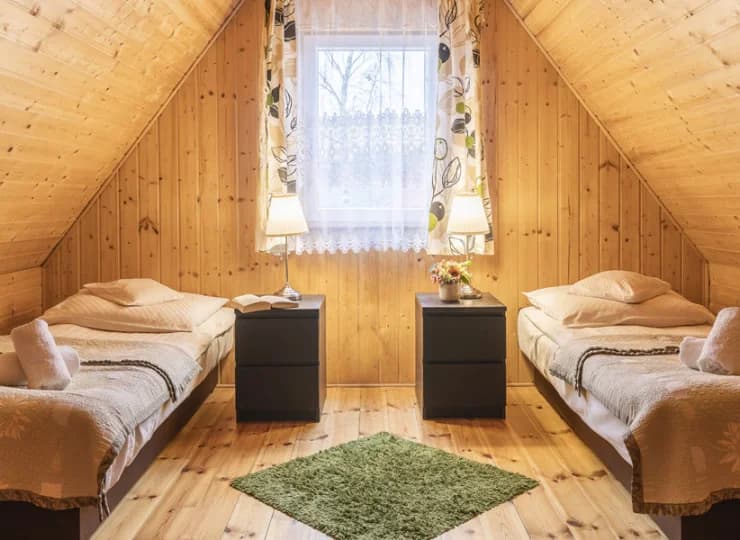 Przyjemna sypialnia pod skosami na piętrze