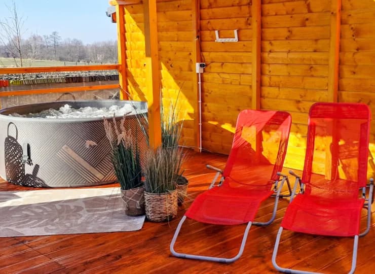 Domek sferyczny nr 21 posiada dwa tarasy - na jednym intymne jacuzzi