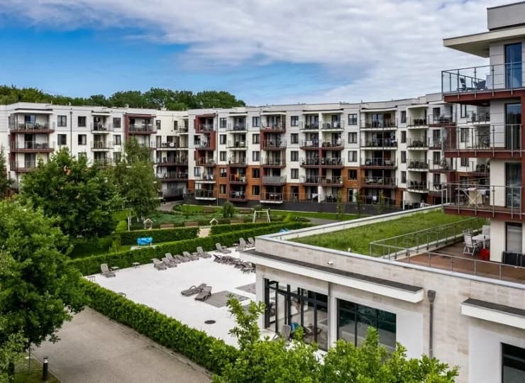 Nowoczesne budynki są otoczone zielenią