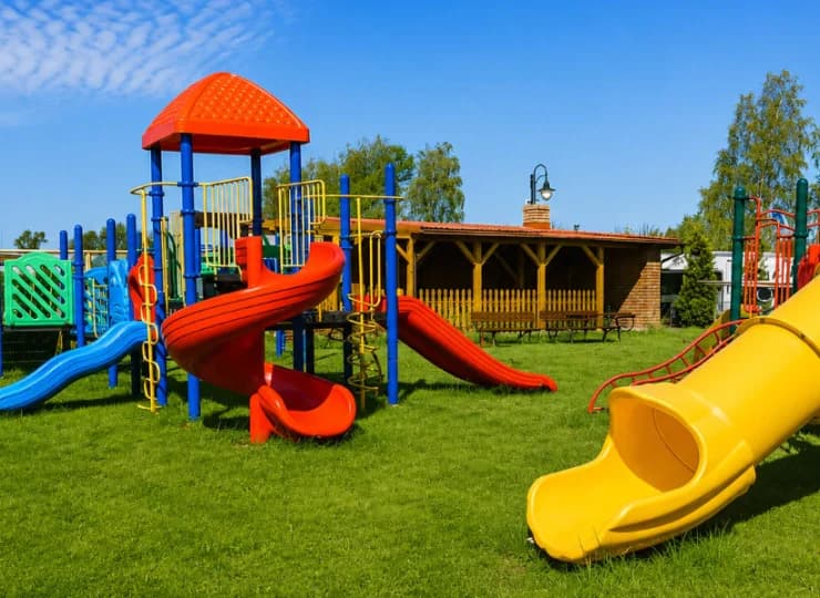 Na terenie kompleksu mieści się altana do grillowania oraz miejsce na ognisko