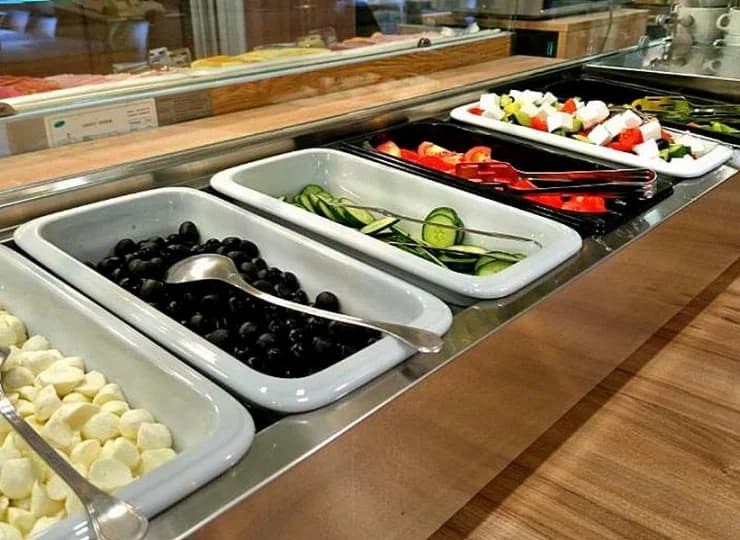 W bufecie nie brakuje świeżych, zdrowych składników