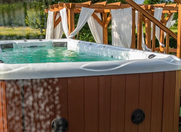 Latem dodatkową atrakcją jest zewnętrzne jacuzzi