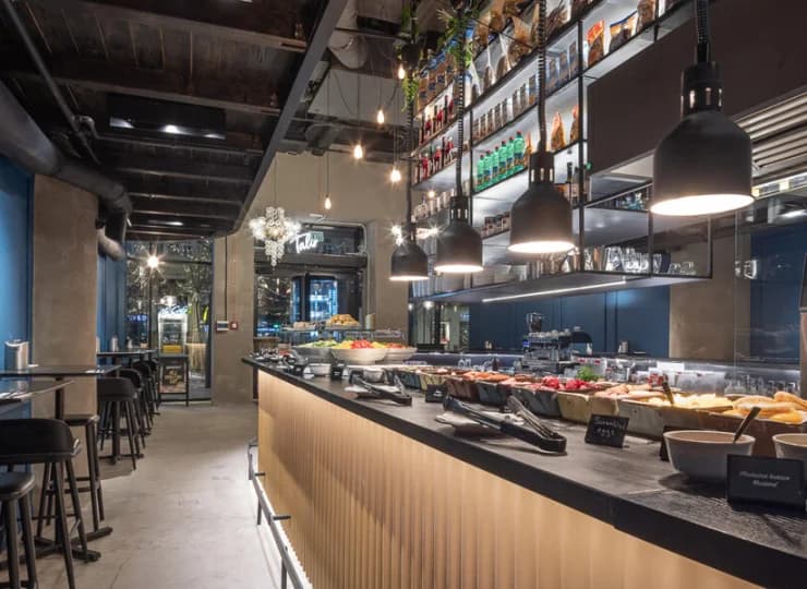 Mieści się tutaj nowoczesna restauracja
