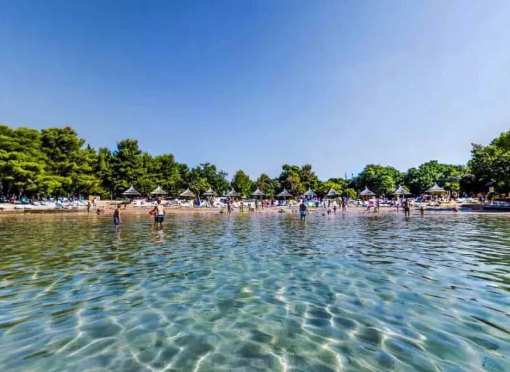 Obiekt posiada własną piaszczystą plażę