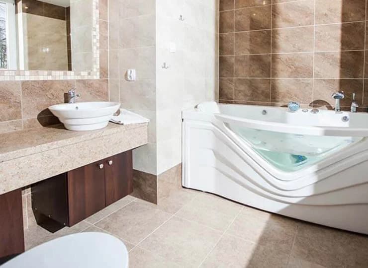 W łazience apartamentu umieszczono wannę