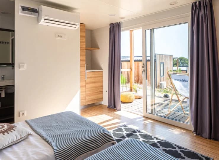 Domki Sun Lodge są nowocześnie wyposażone, klimatyzowane i wygodne