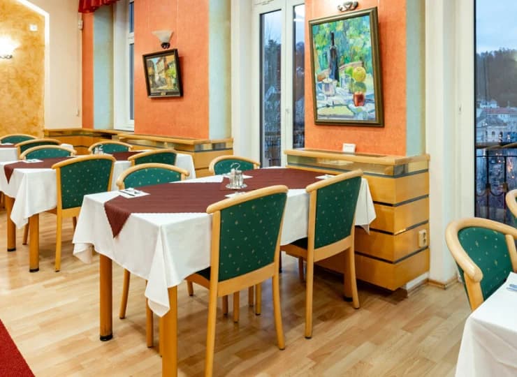 Restauracja hotelowa oferuje wysokiej jakości jedzenie