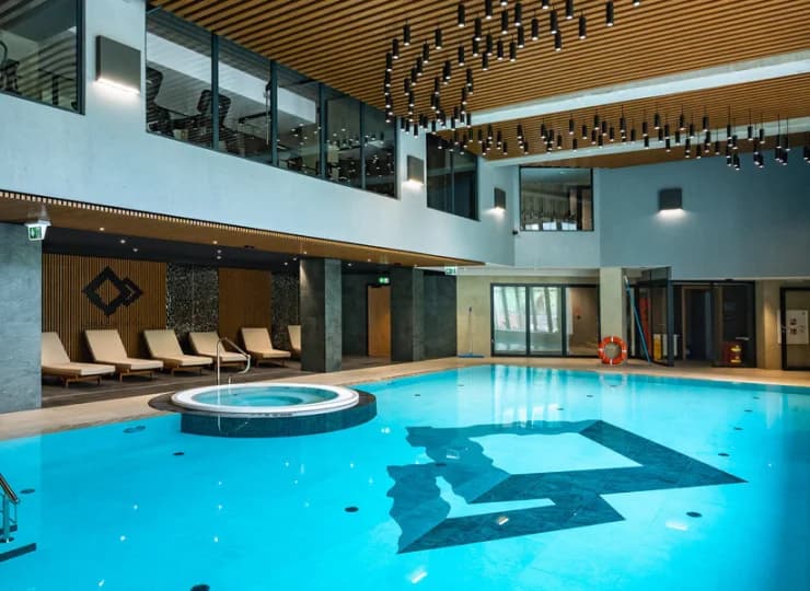 Resort może pochwalić się designerskim basenem