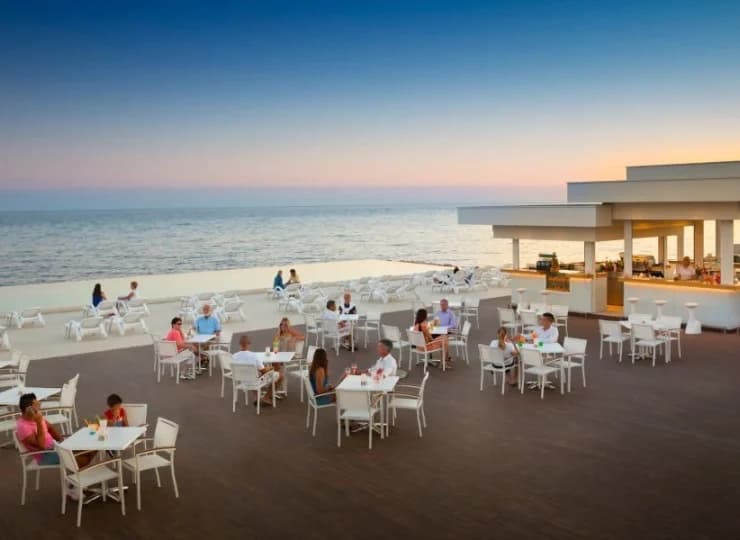 Aminess Maestral Hotel**** znajduje się zaledwie 150 metrów od plaży
