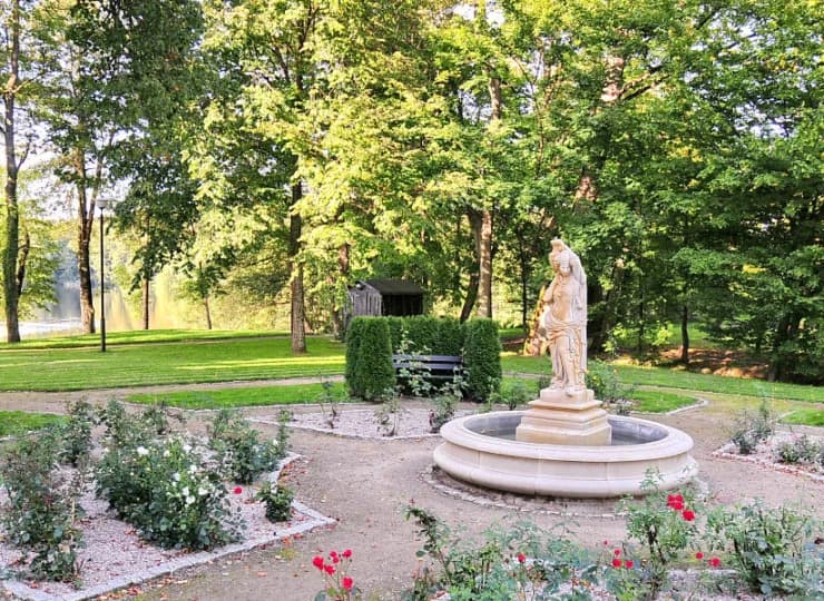 Park otaczający hotel sprzyja relaksowi na świeżym powietrzu
