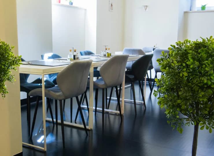 Na poziomie -1 znajduje się bar i restauracja śniadaniowa