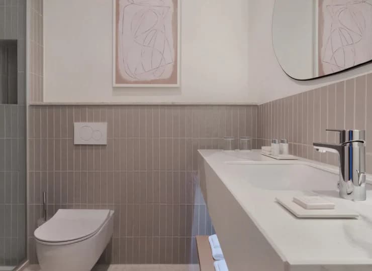 W łazience suszarka do włosów, kosmetyki hotelowe i komplet ręczników